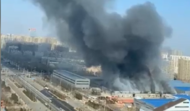 20秒｜聊城高新区一企业仓库发生火灾 火情已控制无人员伤亡