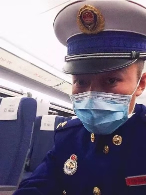 战“疫”VLOG｜高铁上孩子不正确戴口罩 消防员使出“糖果大法”