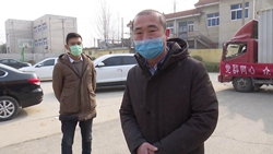 46秒丨聊城在京创业小伙自费购买千桶消毒液，连夜驱车送给老家乡亲