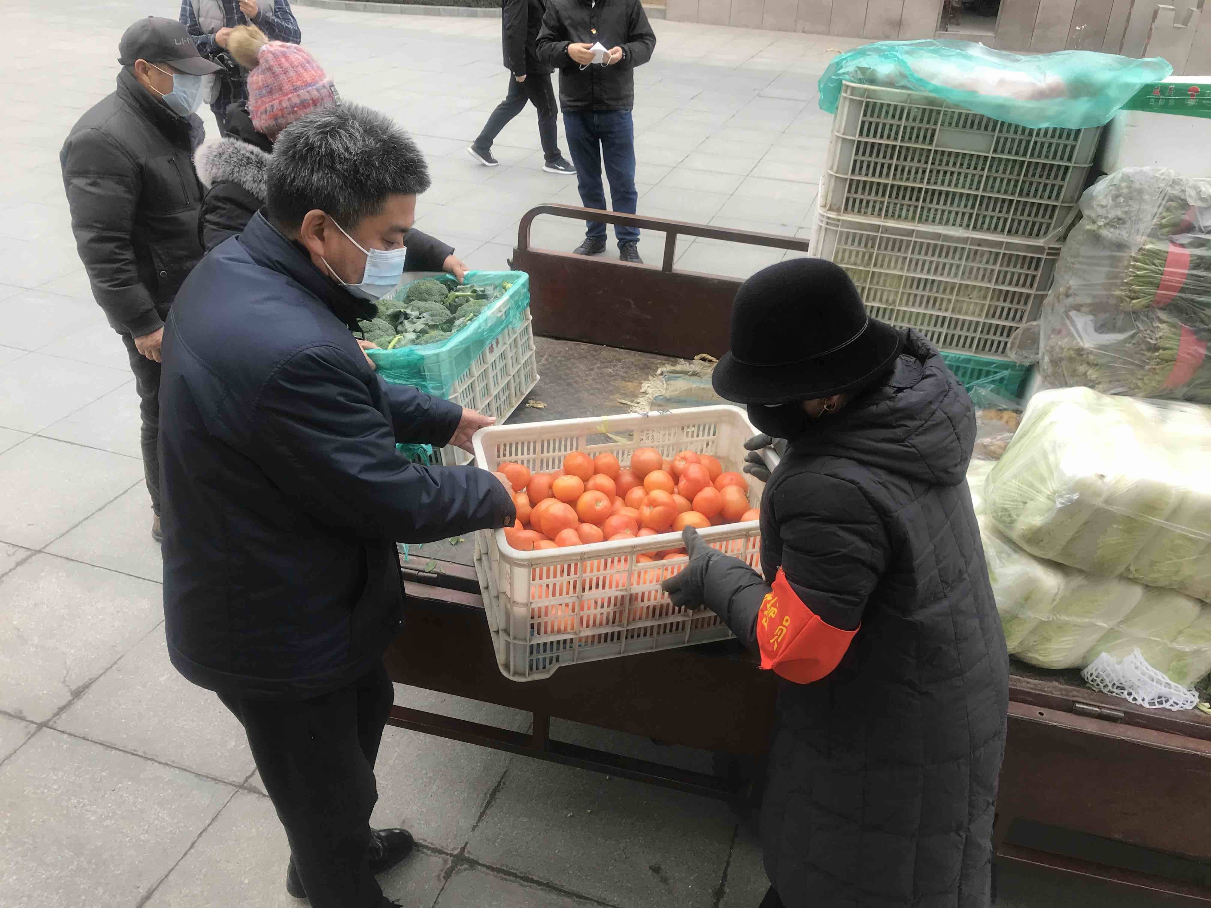 隔離不隔愛 新泰便民物資供應點新鮮蔬菜送上門