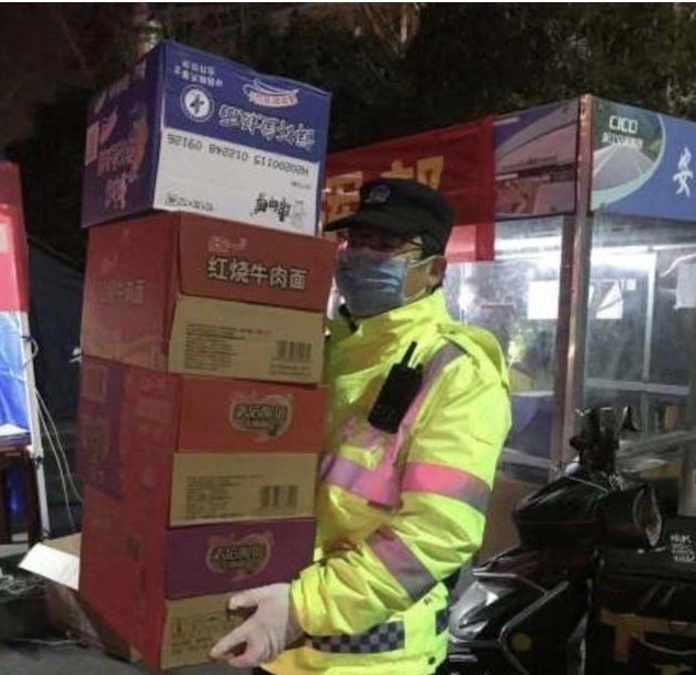 48秒丨暖心！杭州执勤民警收24箱食品，原来是孙杨点的外卖