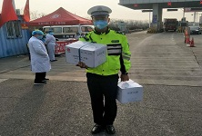 为战“疫”助力 聊城高速辅警捐送五箱防护手套给一线战友