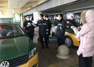 潍坊市公共交通事业发展中心为出租车驾驶员发放防疫用品