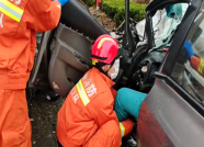 35秒丨潍坊昌乐：两车正面相撞致一人被困 消防员冒雨救援
