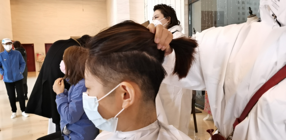 山东援助湖北医疗队员刘肖：头发短到不能再剪，美女变“假小子”