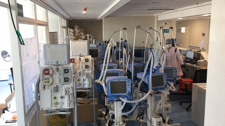 闪电直击丨大别山区域医疗中心7名治愈患者出院 山东医疗队重症床位增至30张