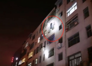 59秒丨泰安一男子回家忘带钥匙 徒手爬窗被困5楼被消防救下