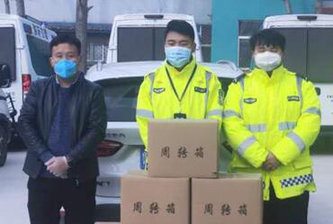 点赞！临沂费县一热心村民为执勤交警捐赠600斤消毒液