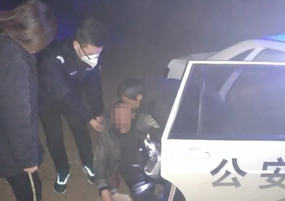 男子醉酒躺倒在公路上，东营民警及时救助将其送回家