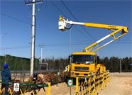威海文登区全力保障重点项目电力供应 为新上用户实施业扩工程带电作业20项