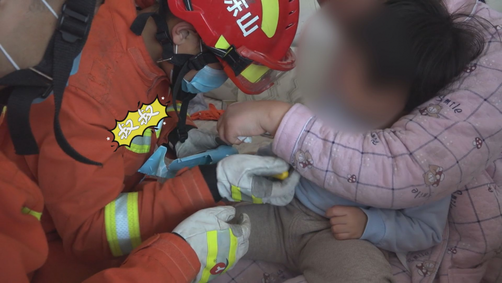 30秒丨手指被卡消防救援，临沂女童“求助”把家人挨着喊个遍