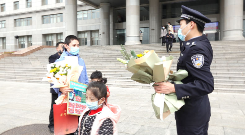 34秒丨枣庄警察丈夫接援湖北的爱人回家：你是我和孩子心目中的大英雄