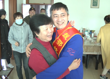52秒｜滨州博兴援助湖北医疗队队员柳华伟 回家第一站去看望父母