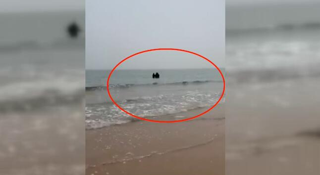 24秒丨惊险！一女游客在日照山海天阳光海岸景区投海轻生被及时救助