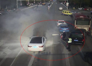 48秒｜聊城一轿车路口突发自燃，两位公交司机拎着灭火器冲了上去