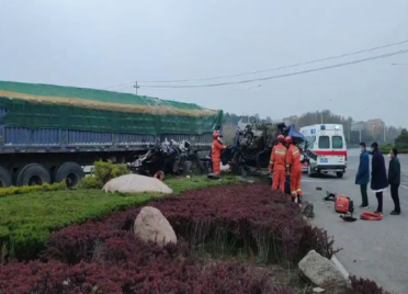 29秒丨两辆大货车在潍坊昌乐宝通街相撞 被困男子被成功救出
