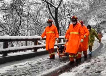 55秒丨泰山中天门一名六旬老人摔伤 消防冒雪救援