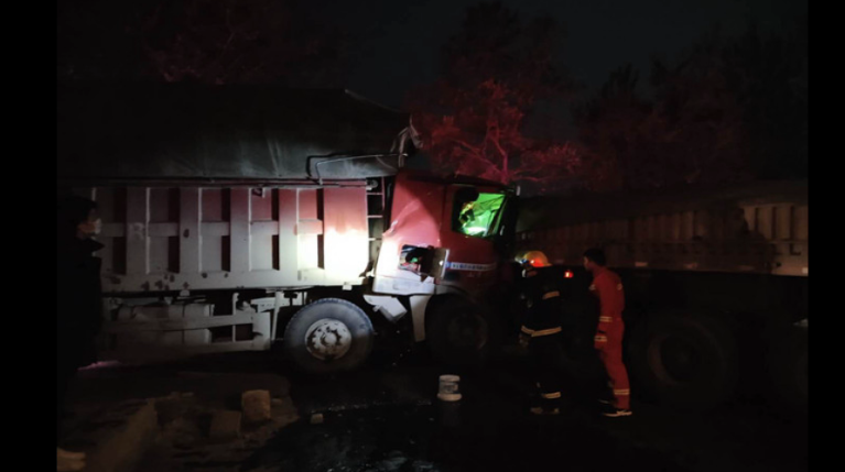 36秒｜枣庄两大货车相撞一人被困，消防人员破拆30分钟救出