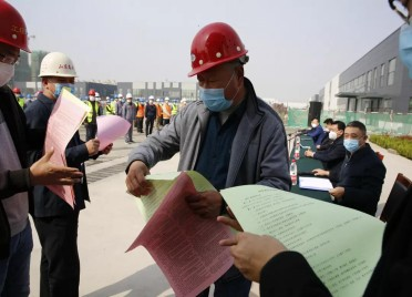 法律意识入人心！潍坊高新区开展普法宣传进工地活动