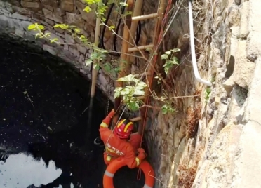 59秒丨泰安一女子被困10米深井 消防员4分钟急速营救