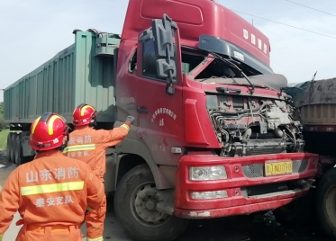 泰安宁阳两货车追尾一人被困 泰安消防紧急破拆救援