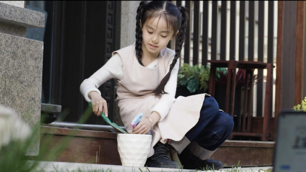 公益广告丨小女孩通过听书种下一棵花送给援助湖北医疗队的妈妈