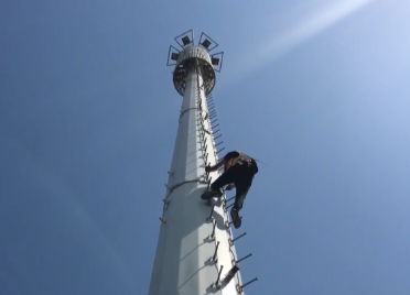 Vlog丨工人爬上5G基站安装设备 第一视角看信号塔顶的滨州风光