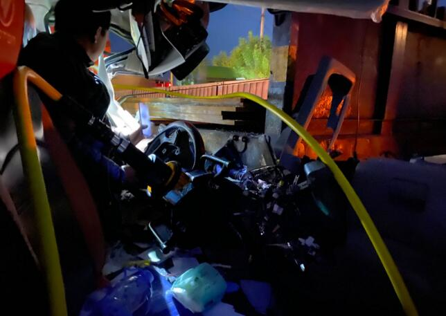 21秒｜日照两车相撞货车司机受伤被困 消防紧急救援