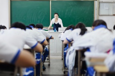 济南：严禁挤占中小学教职工编制 育龄女教师较多的中小学可增编