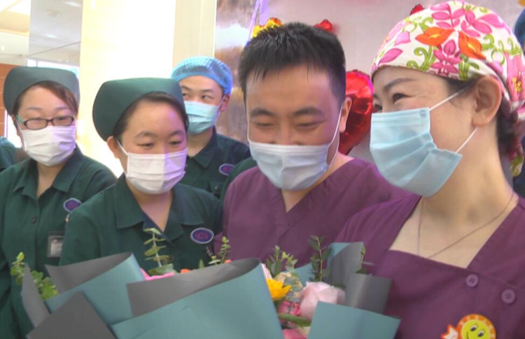 39秒丨鲜花和祝福 国际护士节潍坊安丘白衣天使们这样过节