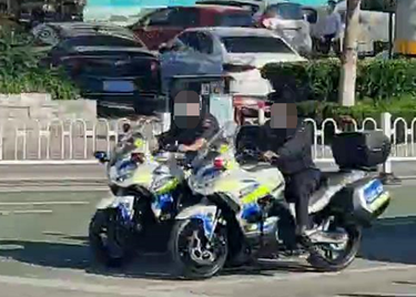 警务人员驾乘警用摩托车没带头盔被网友举报，聊城交警：已依法处理