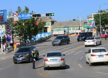 泰安环山路两路口“禁左”首日，通行效率提高了
