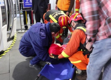 48秒丨泰山一名游客在日观峰摔伤 消防紧急救援