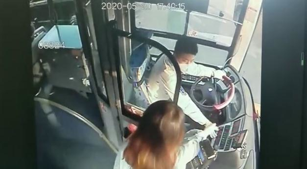 “如果你单身，可以加微信嘛？”“520”济南公交驾驶员收到女乘客的小纸条