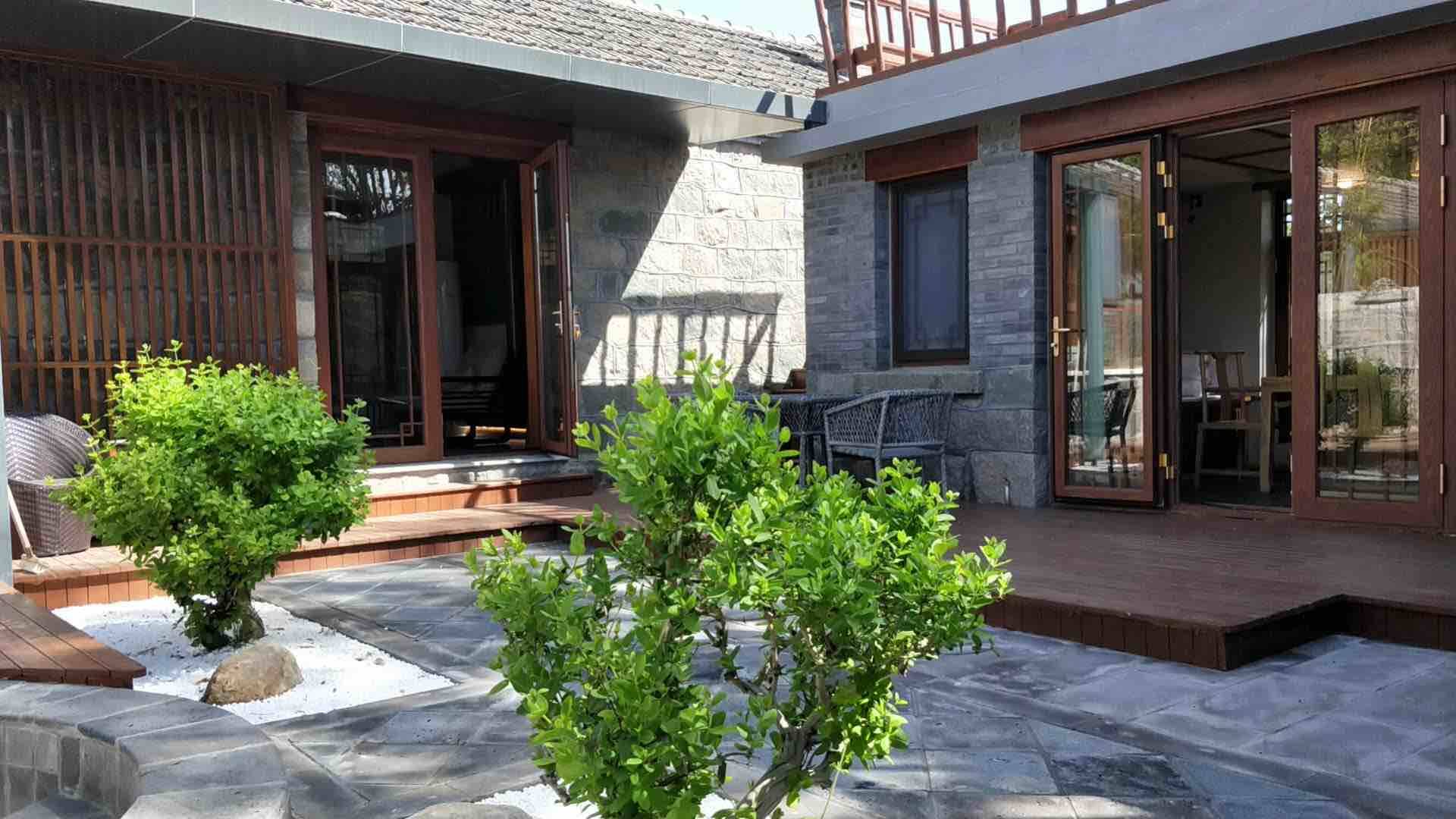 好客山东·精品民宿|在威海 屋顶铺满海草 房间里能看天鹅 院子里泡呼雷汤温泉_齐鲁原创_山东新闻_新闻_齐鲁网