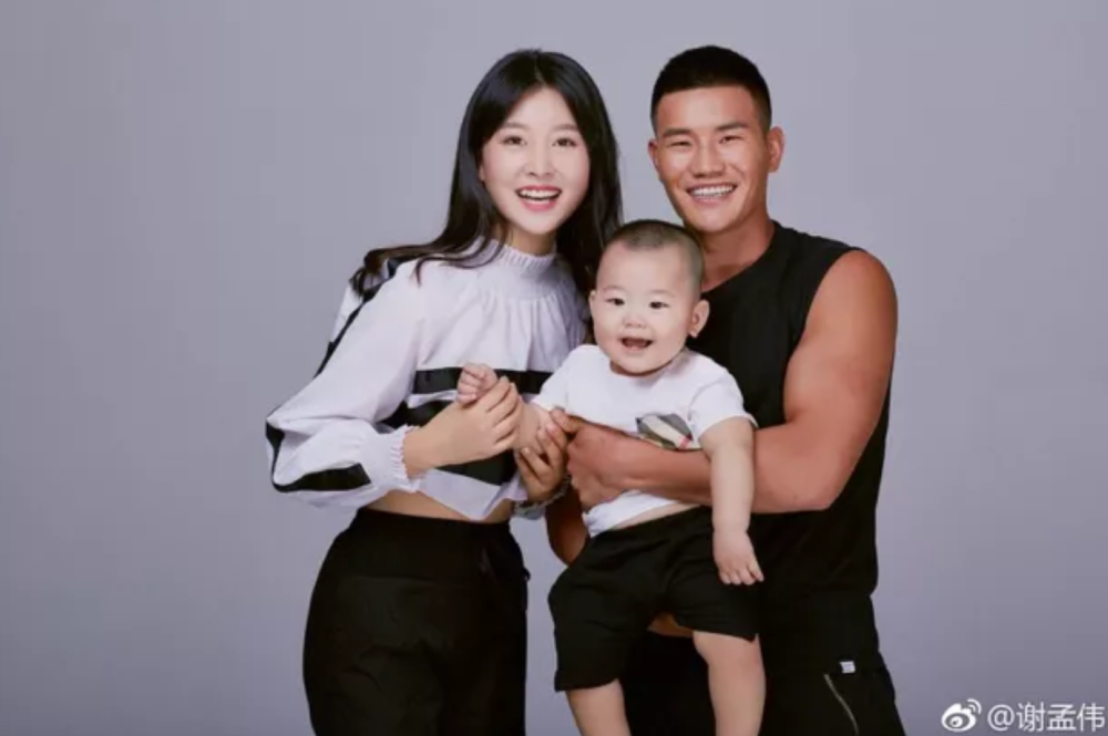 而当谢孟伟说起和妻子的相识经历,"云录制"现场为何引来主持人辛凯