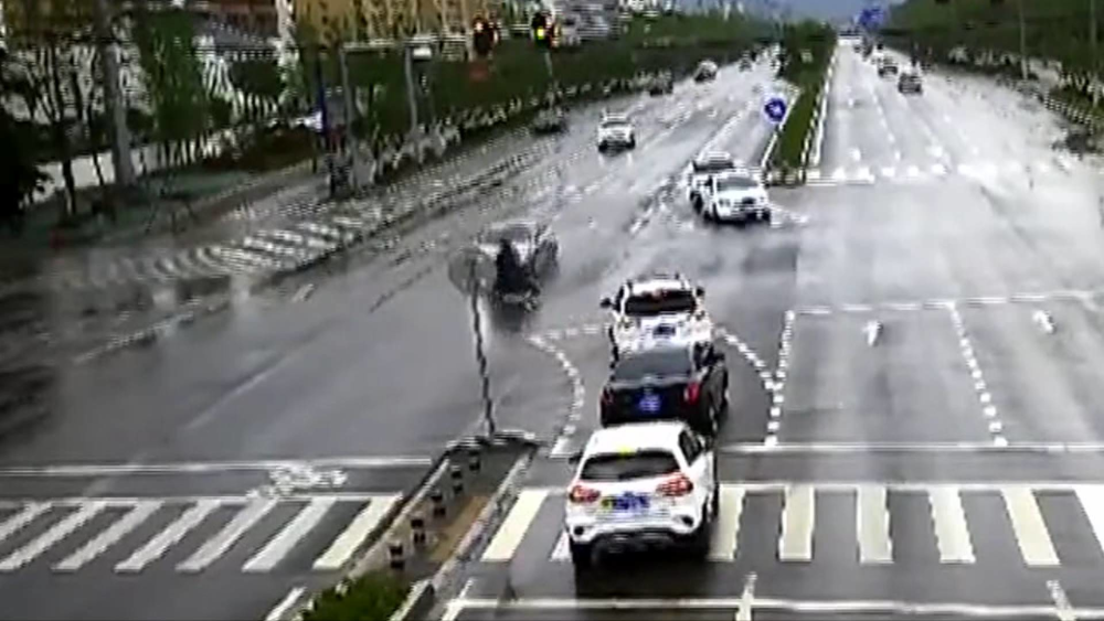 33秒丨淄博街头发生两起摩托车交通事故 小小的“头盔”带来不同的结果