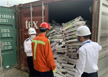 两集装箱“化肥”为何成了危险货物？威海海事部门：谎报瞒报！含可引发失火物质