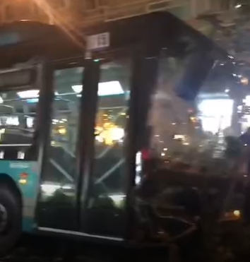 济南天桥区师范路发生交通事故 一公交车疑似刹车不灵撞向路边