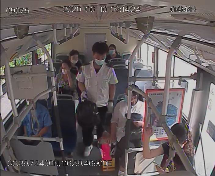 乘客把背包落在公交车上 托朋友领取被拒却称赞司机“真不孬”