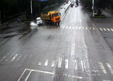 46秒丨潍坊昌乐一大货车雨天上路不减速 遇红灯刹不住车酿事故