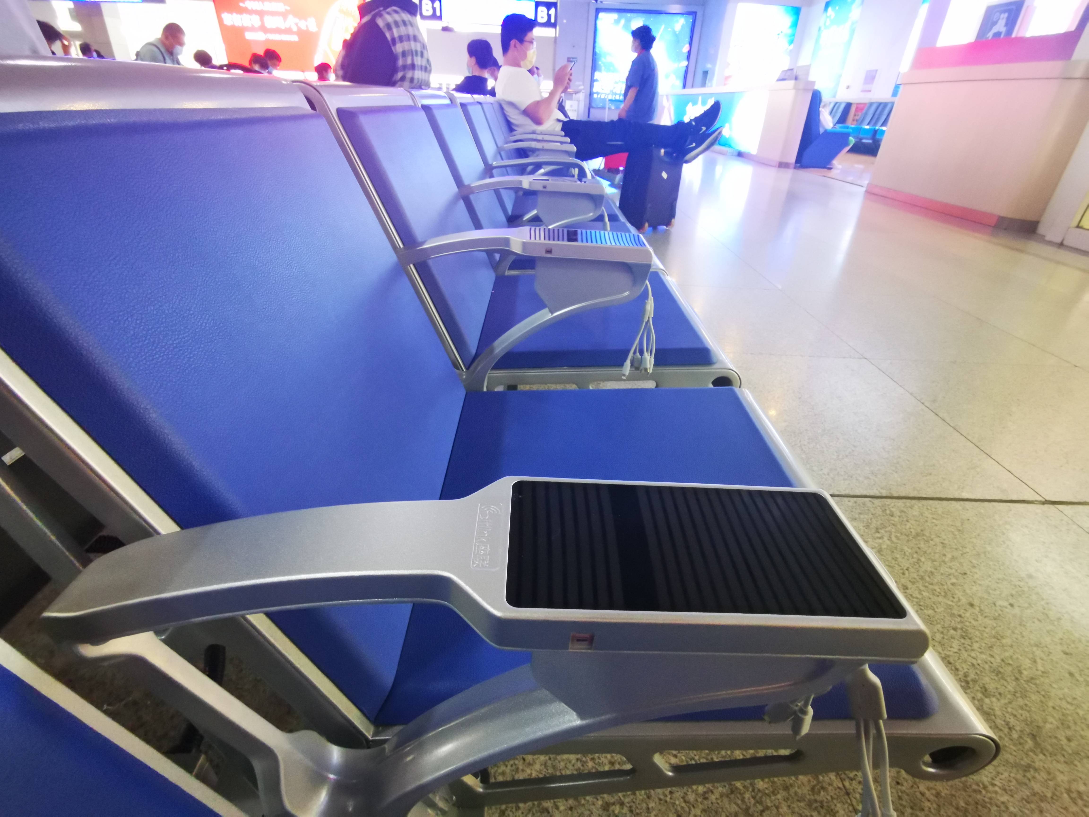 有显示屏幕还自带手机充电器 济南火车站新座椅亮了