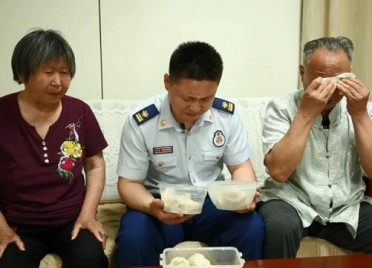 父亲节丨68岁老父亲看望泰山之巅的消防员儿子，14个饺子让人泪目