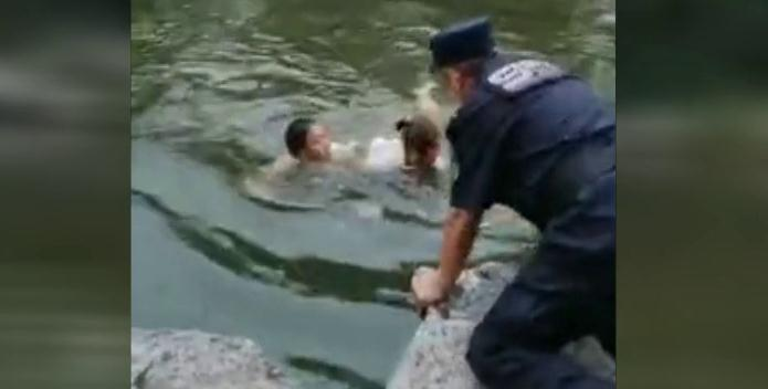 18秒丨女子大明湖寻短见 危急时刻保安跳水救人