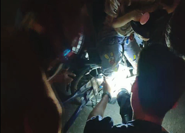 32秒丨潍坊昌乐4岁男童右脚被车轮“咬”住 消防员紧急救援