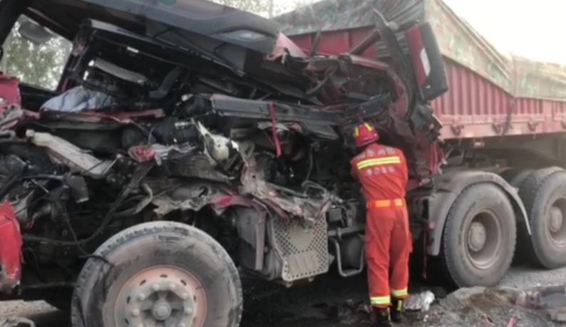 31秒|枣庄两货车追尾司机被困，消防人员成功救助