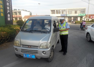泰安宁阳一接送学生面包车被交警查获 司机无证酒驾、开的还是报废车