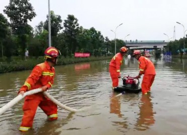 50秒丨泰安强降雨桥底水深达1米致两辆货车被困  消防急救援