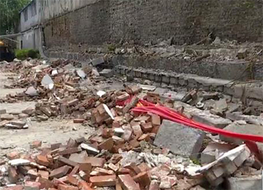 济南香桔市小区墙体倒塌砸坏10辆汽车 损失谁来赔？