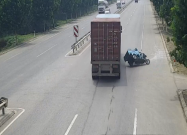 40秒丨惊险一幕！潍坊昌乐一三轮车横穿马路被货车撞翻
